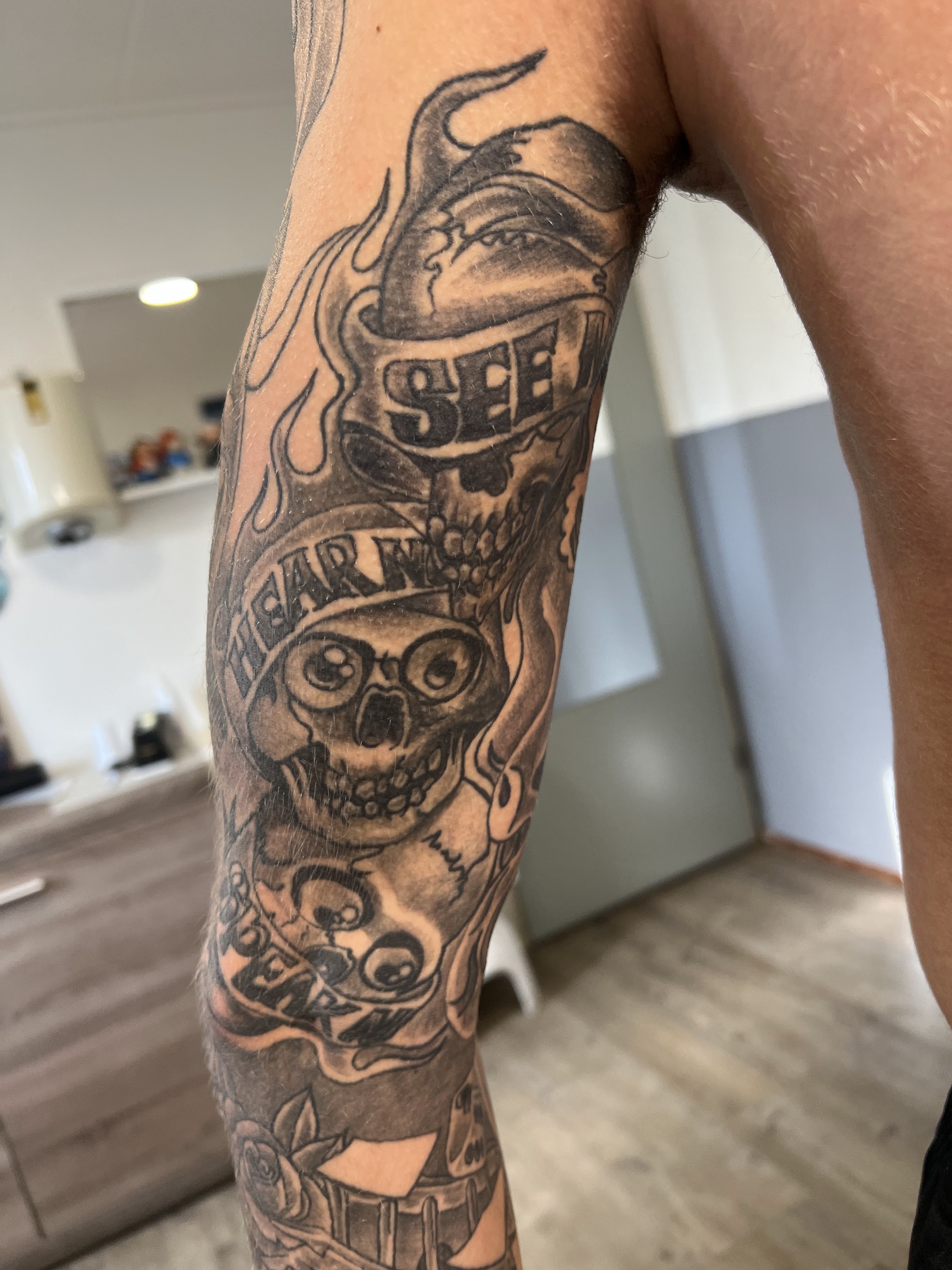Afgewerkte tatoeage van een schedel met motorhelm
