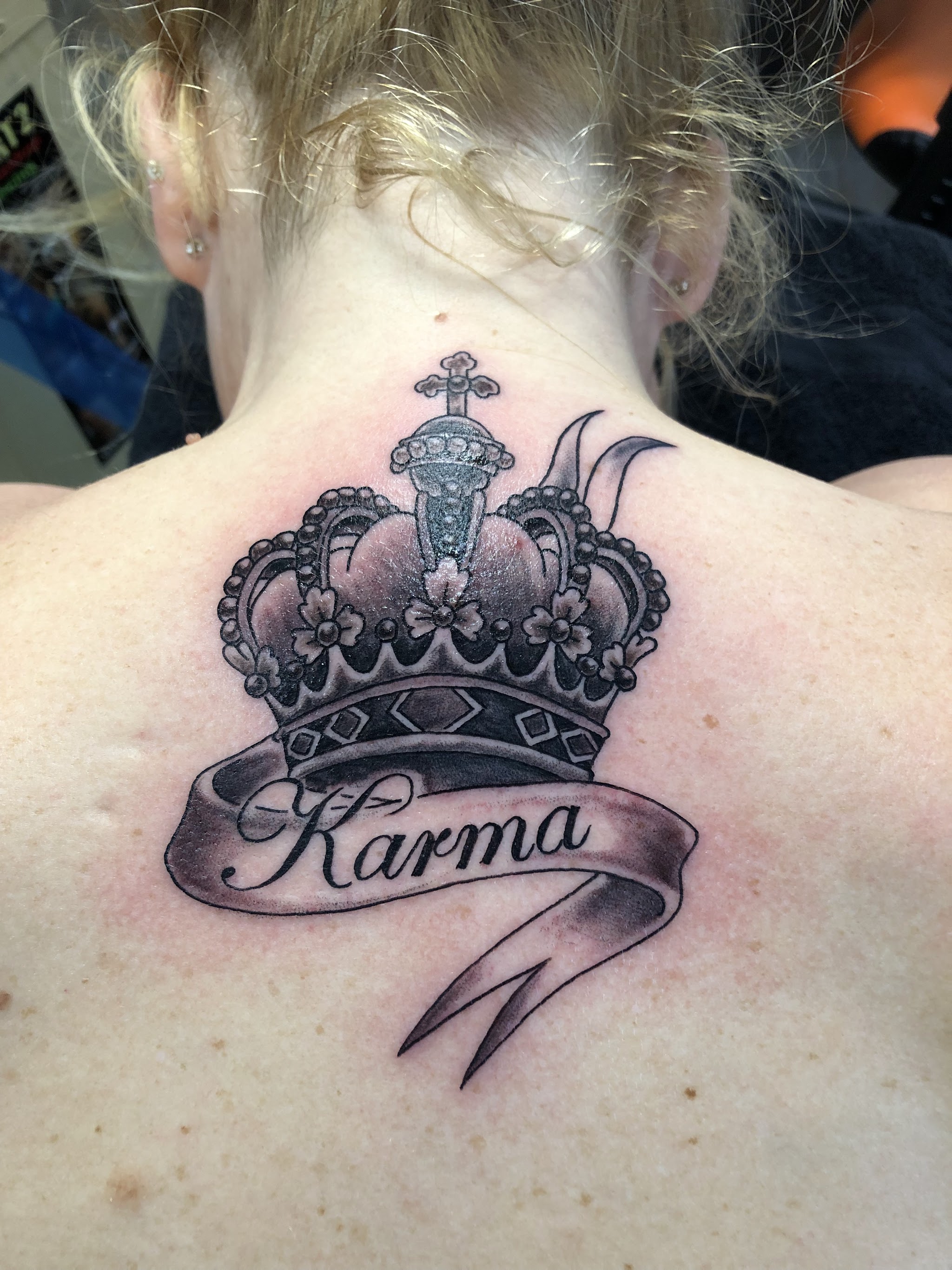 Kroon met de naam Karma op de bovenrug